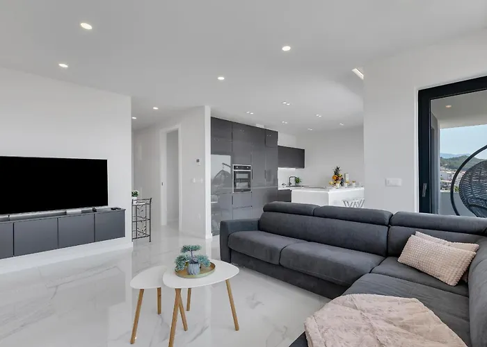 Luxury Seaview Apartment Dzenan